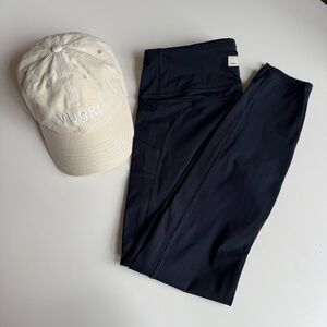Vuori Set Leggings & Cap. Beige & Midnight Black/Dark Grey. Zip Pockets Size S